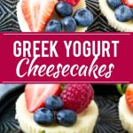 Esta receta de tarta de queso con yogur griego incluye mini tartas de queso aligeradas con yogur griego y cubiertas con bayas frescas.  ¡Un tratamiento rápido y sencillo!  #CloverGreekYogurt anuncio