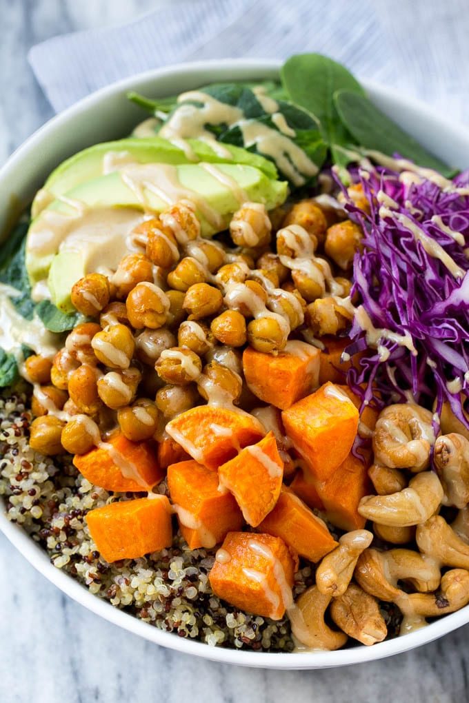 Receta del cuenco de Buda |  Cuenco de Buda vegano |  Cuenco de quinua |  Receta de camote |  Receta de quinua #salud #limpieza #quinoa #dinner #Cazuelas online#ceci Un tazón de Buda relleno con quinua, batatas, garbanzos y aguacate, luego cubierto con vinagreta de tahini.