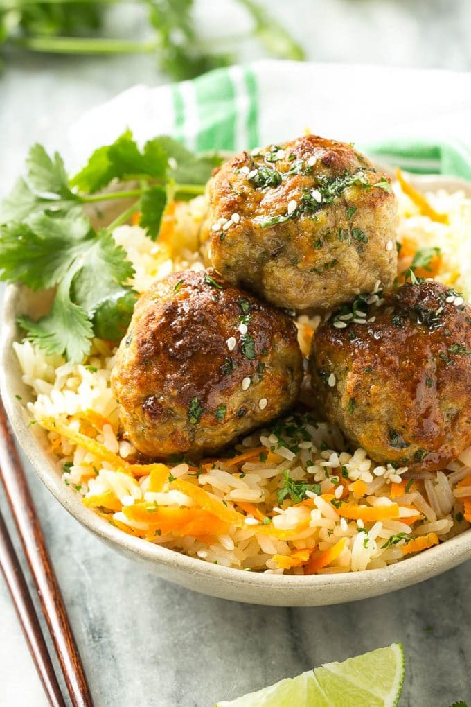 Arroz con albóndigas asiáticas y zanahoria