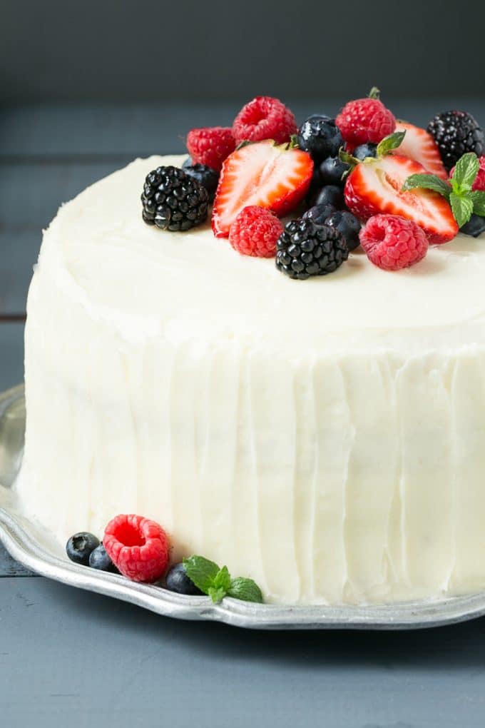 Pastel de crema batida con frutos rojos