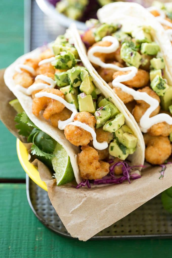 Tacos de camarones fritos con salsa de aguacate