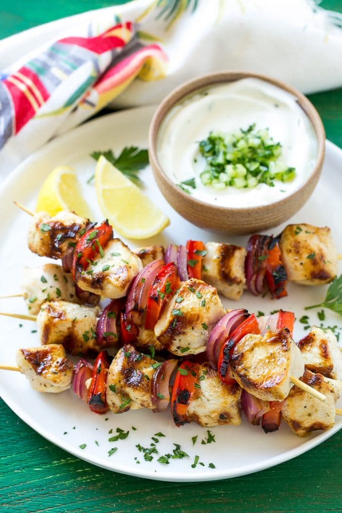 Brochetas de pollo al estilo griego