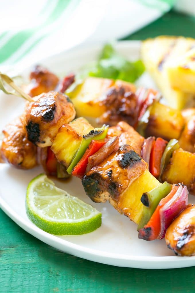 Brochetas de pollo hawaiano
