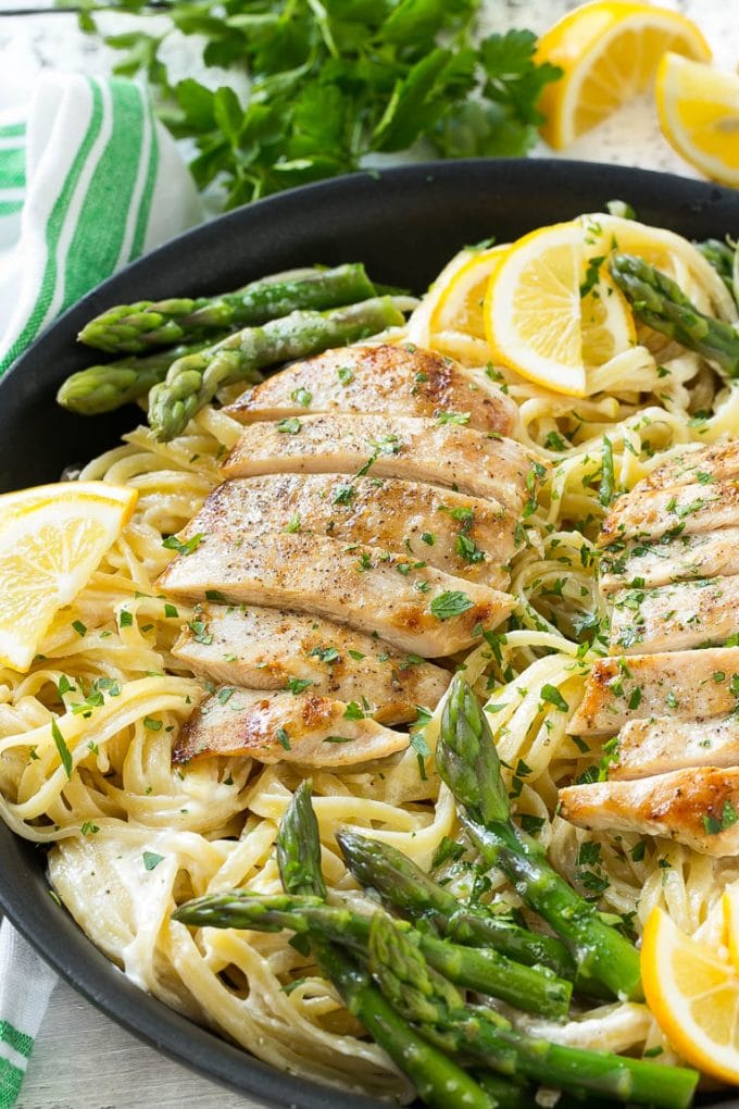 Pasta con espárragos al limón y pollo a la plancha