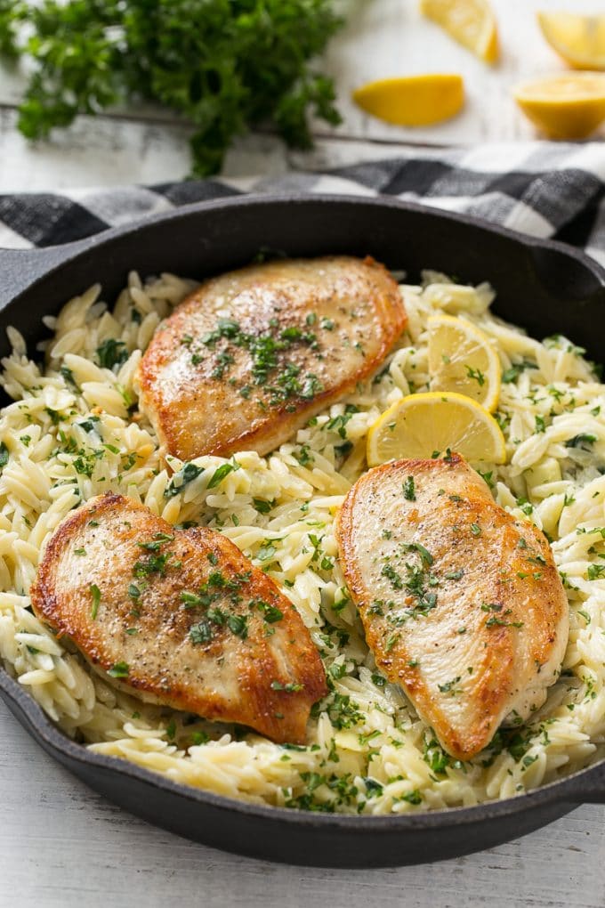 Pollo con espinacas y alcachofas