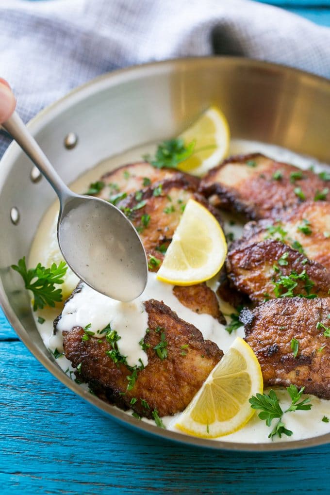 Vieiras de cerdo con salsa cremosa de limón
