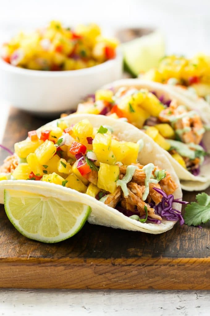 Tacos de pollo desmenuzado con salsa de piña