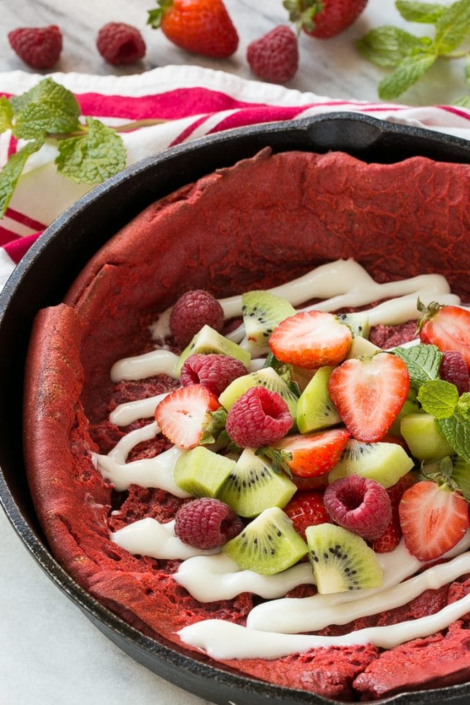 Soufflé de panqueques con terciopelo rojo