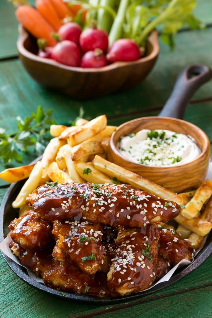 Dedos de pollo al sésamo al horno con papas fritas