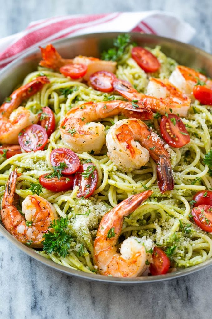 Pasta con camarones y pesto