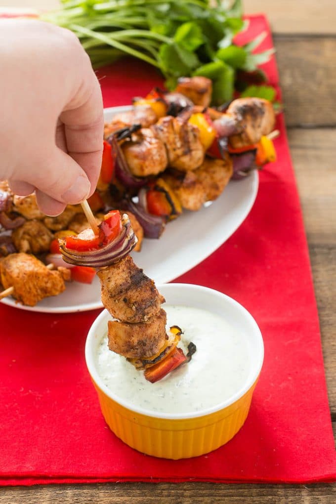 Fajitas de pollo a la parrilla en un palito