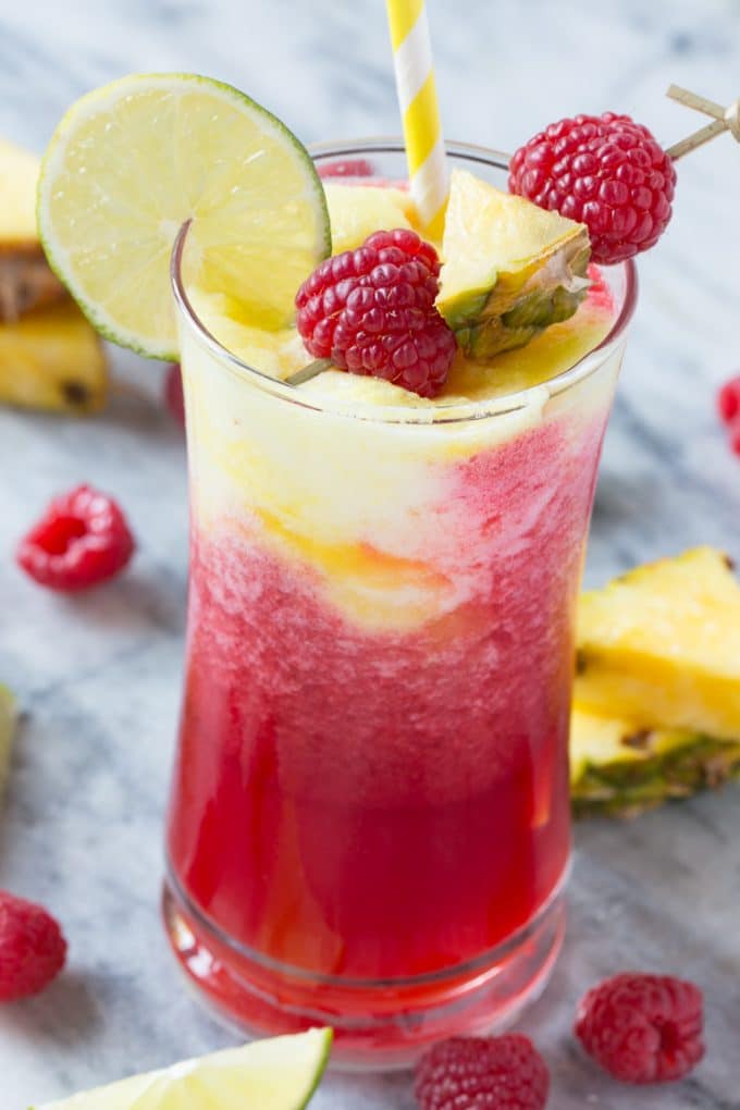 Helado espumoso con frambuesas y piña