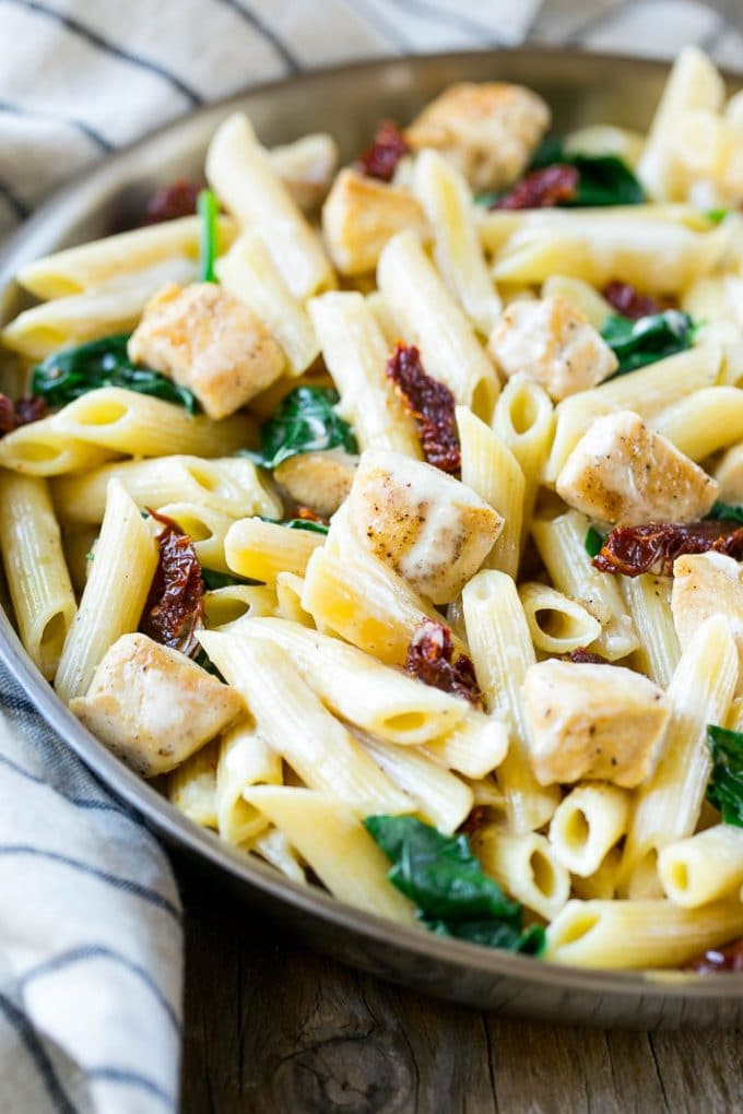 Pasta con tomates secos y pollo