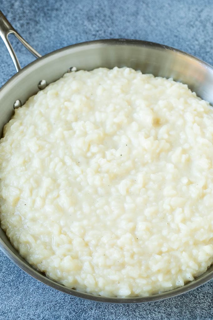 Risotto cremoso en una sartén.