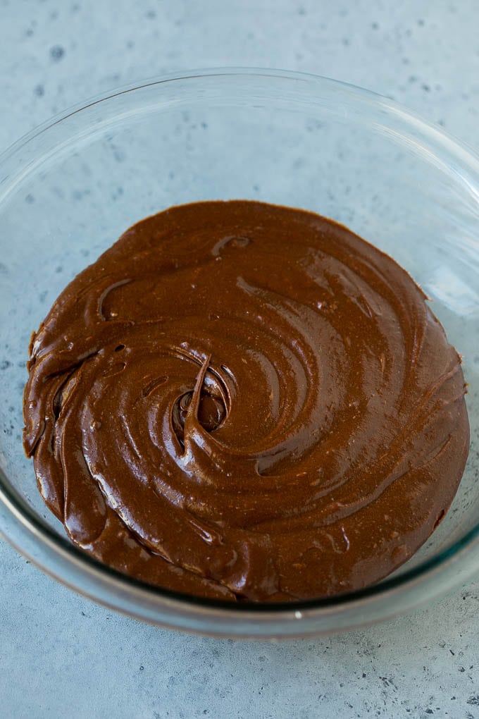 Un tazón de masa de brownie de cacao.