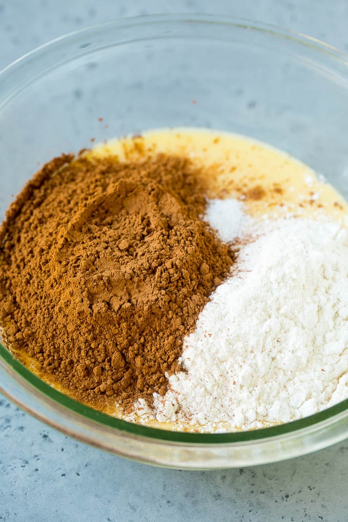 Cacao en polvo y harina en un bol de mantequilla derretida y azúcar.