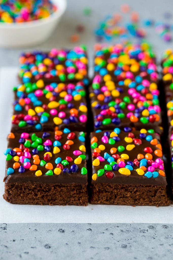 Brownies cósmicos cubiertos de chocolate amargo y crujientes chispas de arcoíris.