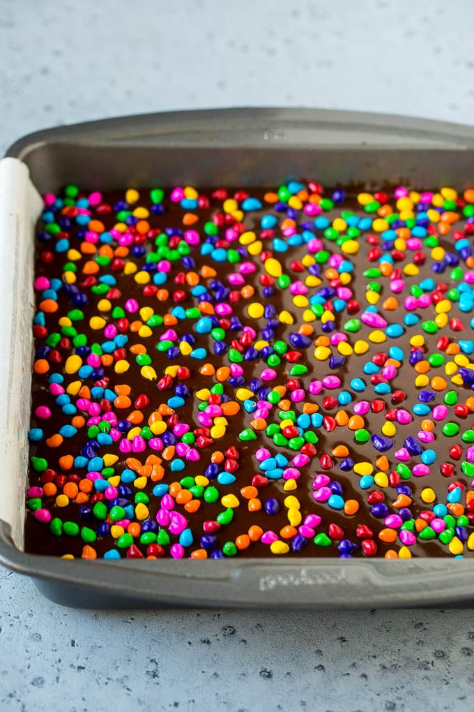Una sartén de brownies cósmicos con chispas de arco iris encima.