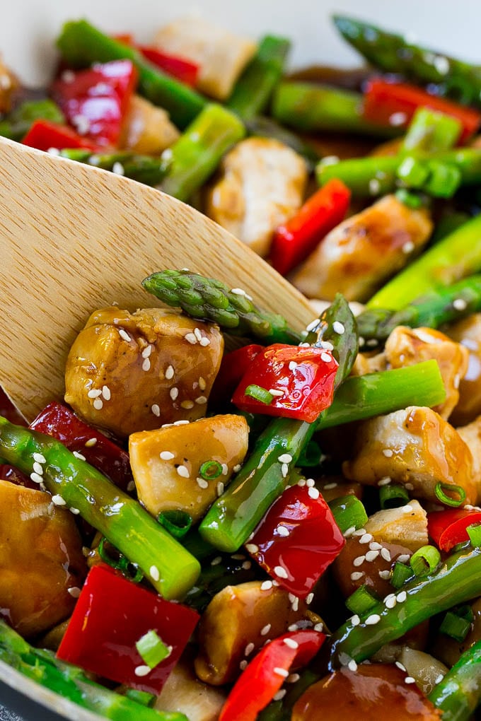 Teriyaki de pollo frito con espátula.