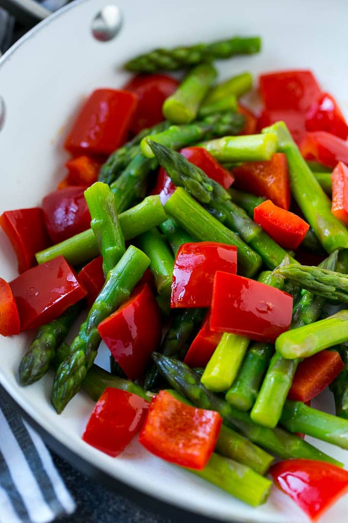 Verduras salteadas como espárragos y pimientos rojos constituyen la base de este pollo teriyaki salteado.