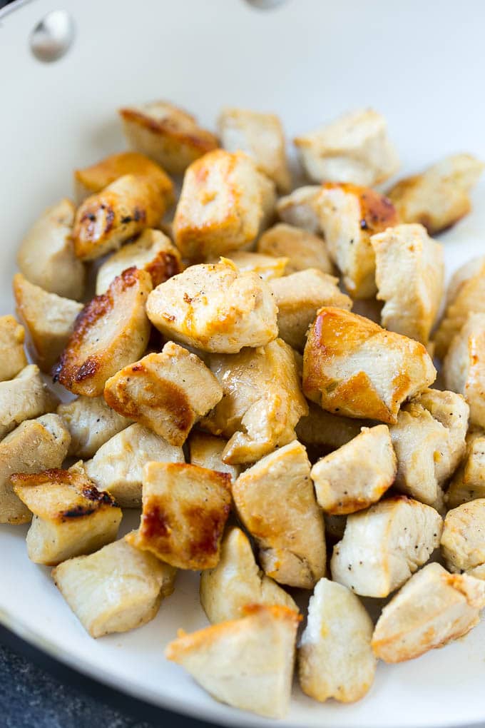 El pollo dorado está cubierto con una salsa teriyaki casera para esta receta de salteado saludable.