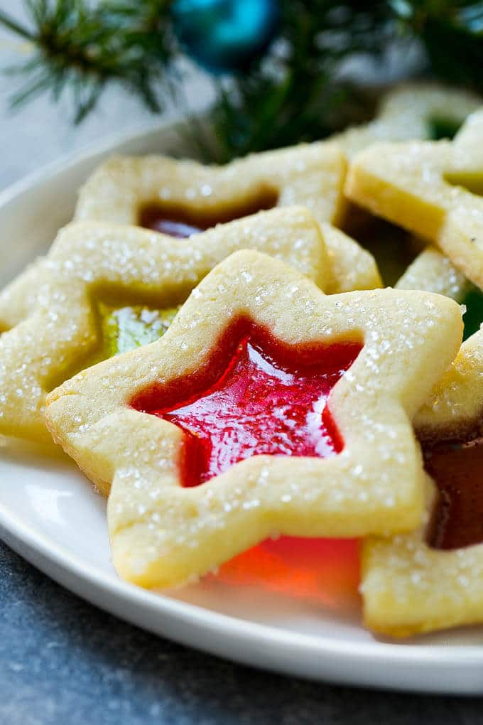 Una galleta de cristal de colores en forma de estrella en un plato para servir.