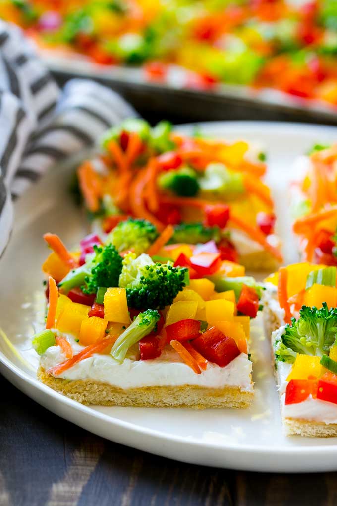 Rebanadas de pizza vegetariana en un plato para servir.