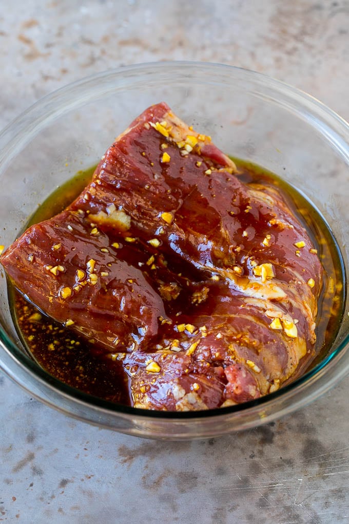 Filete de falda crudo en un tazón de adobo.