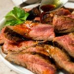 El adobo de filete de falda se cubre con carne.