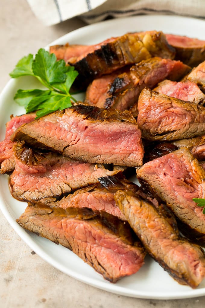 Carne condimentada con adobo de costilla de res cortada en rodajas finas.