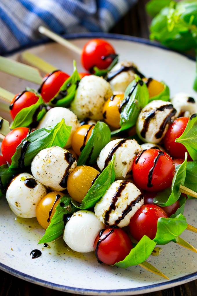 Las brochetas caprese son un aperitivo sencillo pero impresionante.