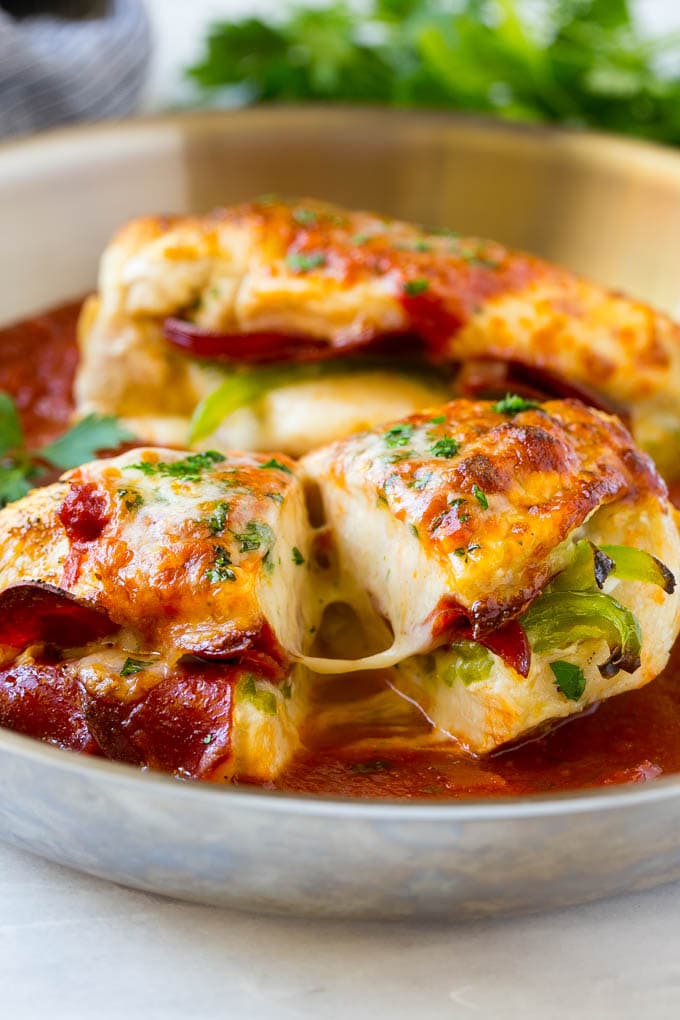 Receta de pollo relleno de pizza | Pechuga De Pollo Rellena | Pechuga de pollo al horno | Receta Fácil De Pollo # Pollo # Pizza # Pollo Relleno # Pechuga De Pollo # Cena #dinneratthezoo Una pizza de pechuga de pollo rellena cortada por la mitad en una sartén