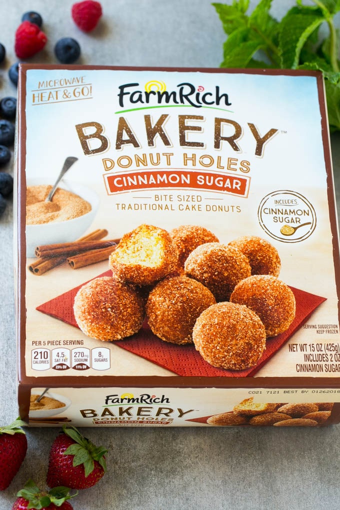 Caja de rosquillas de canela y azúcar rica en canela