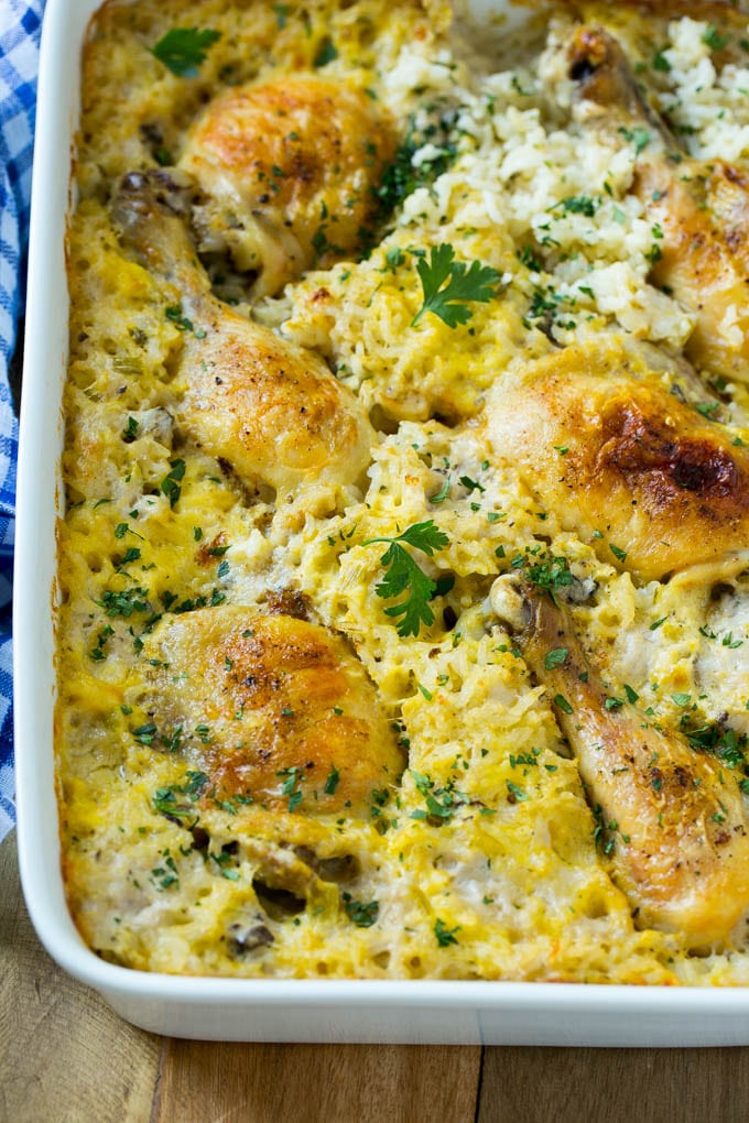 Flan de pollo y arroz en una fuente para horno blanca, adornado con perejil picado.
