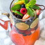¡Esta receta de ponche de champán con bayas es festiva, refrescante y muy fácil de hacer!  Es el cóctel perfecto para cualquier fiesta de verano.