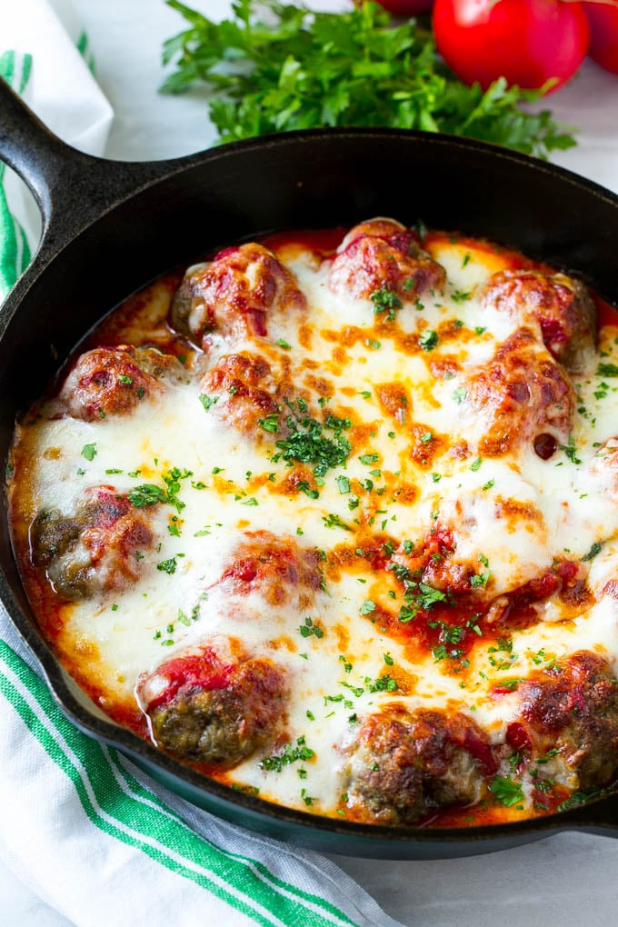 Receta para cocinar albóndigas con queso |  Albóndigas en una sartén |  Albóndigas Italianas |  Receta de albóndigas al horno #meatballs #beef #fromage #dinner #dinneratthezoo Una sartén de albóndigas al horno con salsa de tomate y queso fundido.