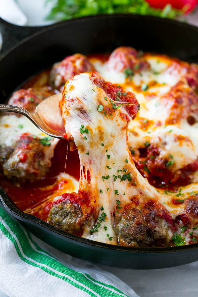 Receta para cocinar albóndigas con queso |  Albóndigas en una sartén |  Albóndigas Italianas |  Receta de albóndigas al horno #meatballs #beef #fromage #dinner #dinneratthezoo Una cucharada de bolas de queso en una sartén.