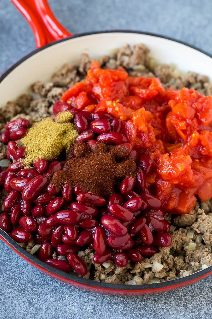 Carne picada, frijoles rojos, tomates y especias fritas.