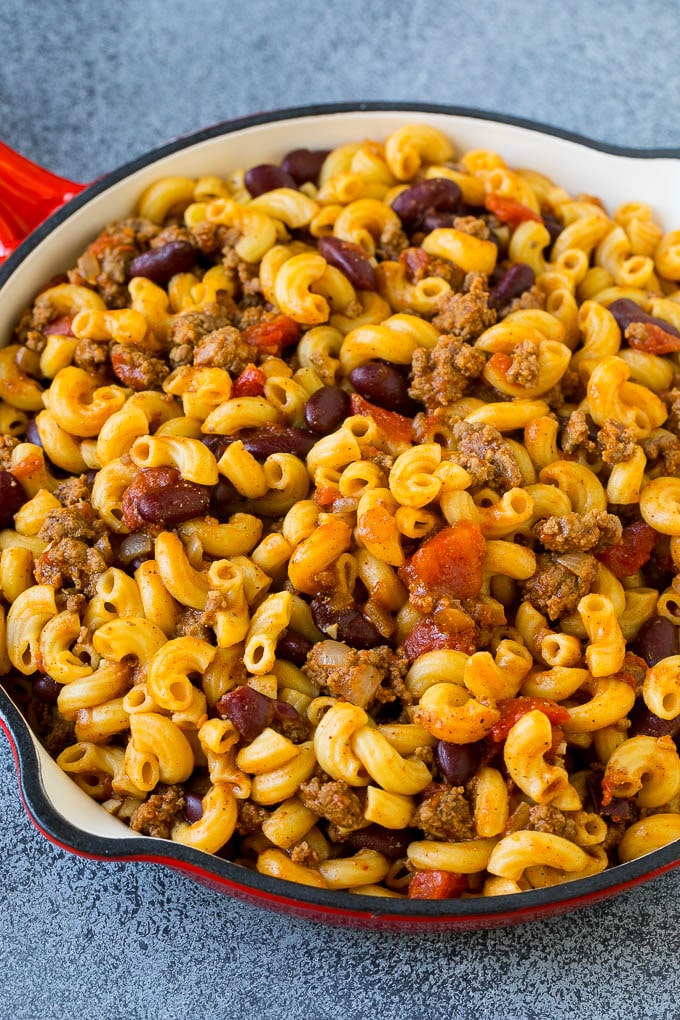 Macarrones con ají elaborado con carne, frijoles, tomates y especias.