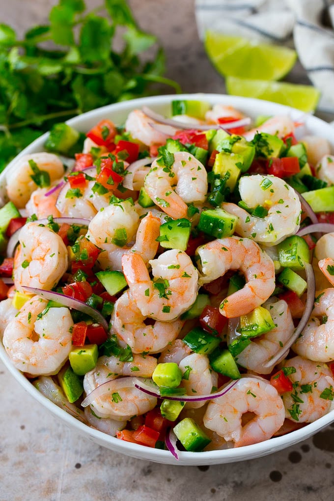 Receta de ceviche de camarones | Camarones mexicanos | Camarones marinados # langostinos #ceviche #cleaneating #healthy #lowcarb #keto #glutenfree #dinner #aperitif #dinneratthezoo Un tazón de ceviche de camarón marinado en jugo de cítricos con tomate, aguacate, cilantro y jalapeño.