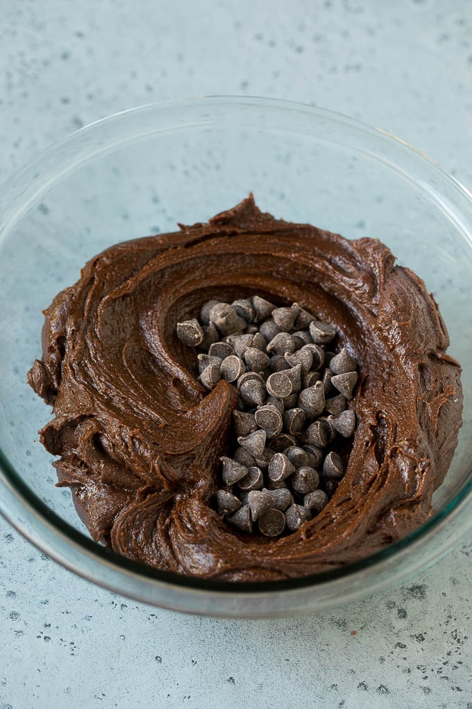 Pastel de brownie y chispas de chocolate en un bol.
