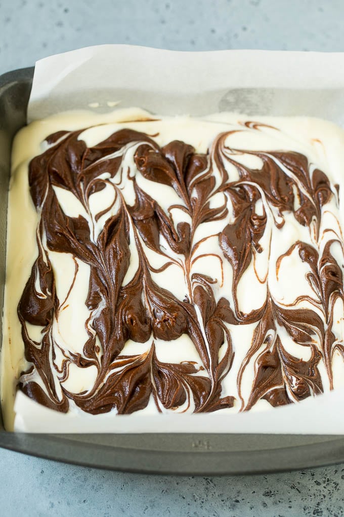 Mezcle los fideos brownie de chocolate y queso crema en una fuente para hornear.