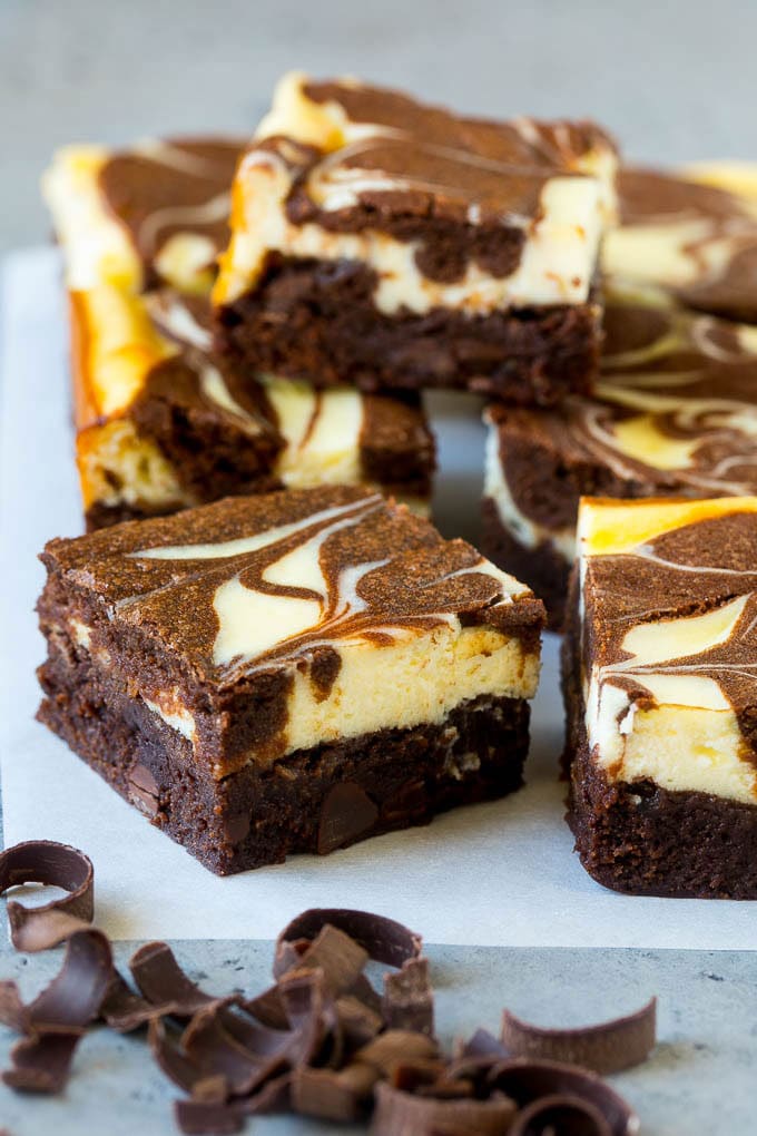 Brownies de tarta de queso marmoleados con chocolate y queso crema.