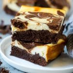 Brownies de tarta de queso con una rica base de brownie y relleno de queso crema.