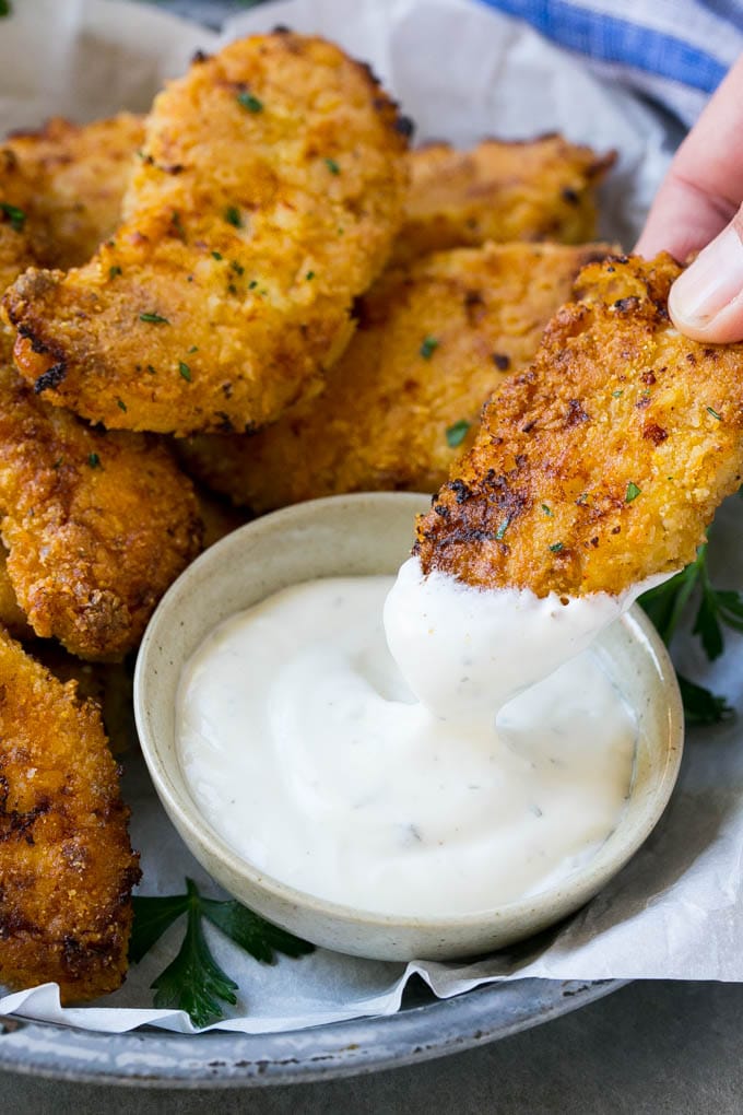 Dedos de pollo bañados en aderezo ranchero.