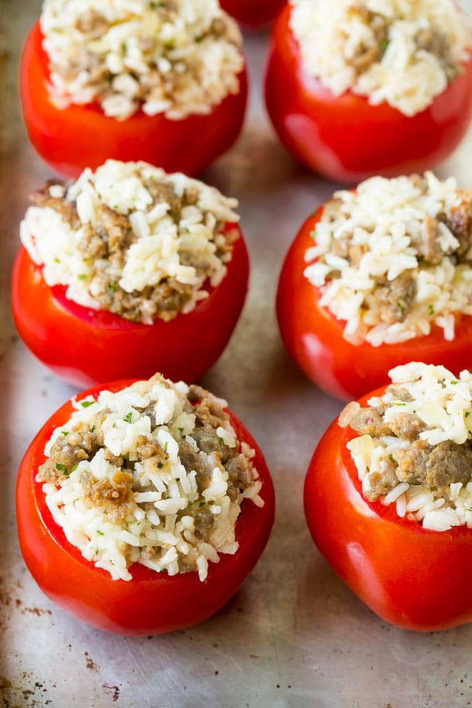 Receta de tomates rellenos | Tomates rellenos de salchicha #tomates #salchicha #riz #dinner #dinneratthezoo Tomates ahuecados rellenos de salchicha y arroz.