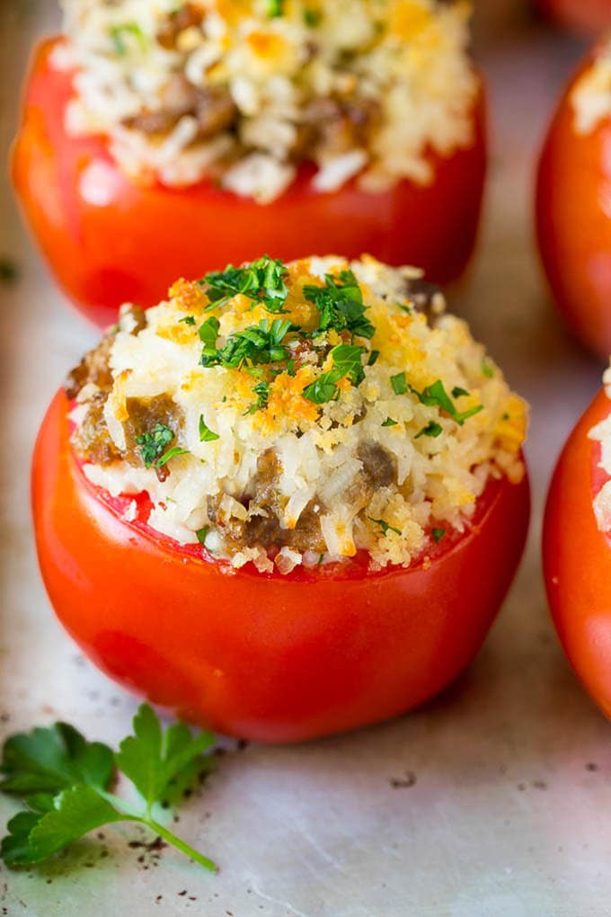 Receta de tomates rellenos | Tomates rellenos de salchicha #tomates #salchicha #riz #dinner #dinneratthezoo Tomates rellenos de arroz y butifarra, aderezado con pan rallado y perejil.