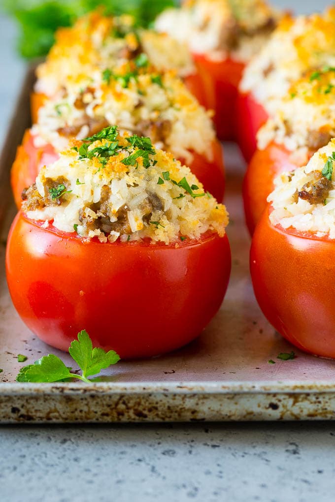 Receta de tomates rellenos | Tomates rellenos de salchicha #tomates #salchicha #riz #dinner #dinneratthezoo Tomates rellenos de arroz, chorizo italiano y queso.
