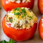 Tomates rellenos de arroz y butifarra, aderezado con pan rallado y perejil.