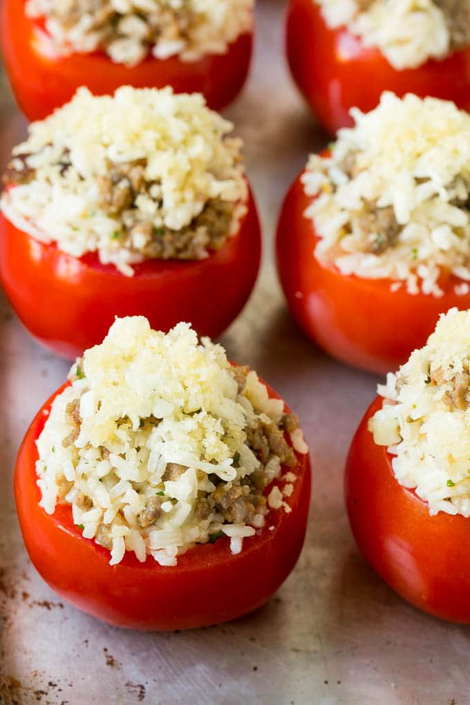 Receta de tomates rellenos | Tomates rellenos de salchicha #tomates #salchicha #riz #dinner #dinneratthezoo Tomates rellenos con una mezcla de arroz y chorizo, aderezado con pan rallado con mantequilla.
